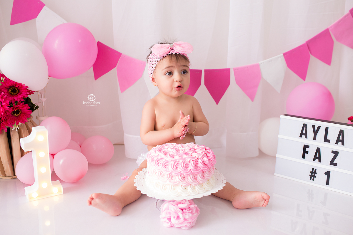 a menina sorri no ensaio smash the cake