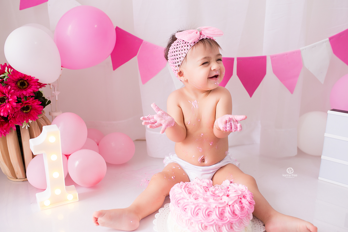 a menina se diverte durante ensaio de acompanhamento mensal