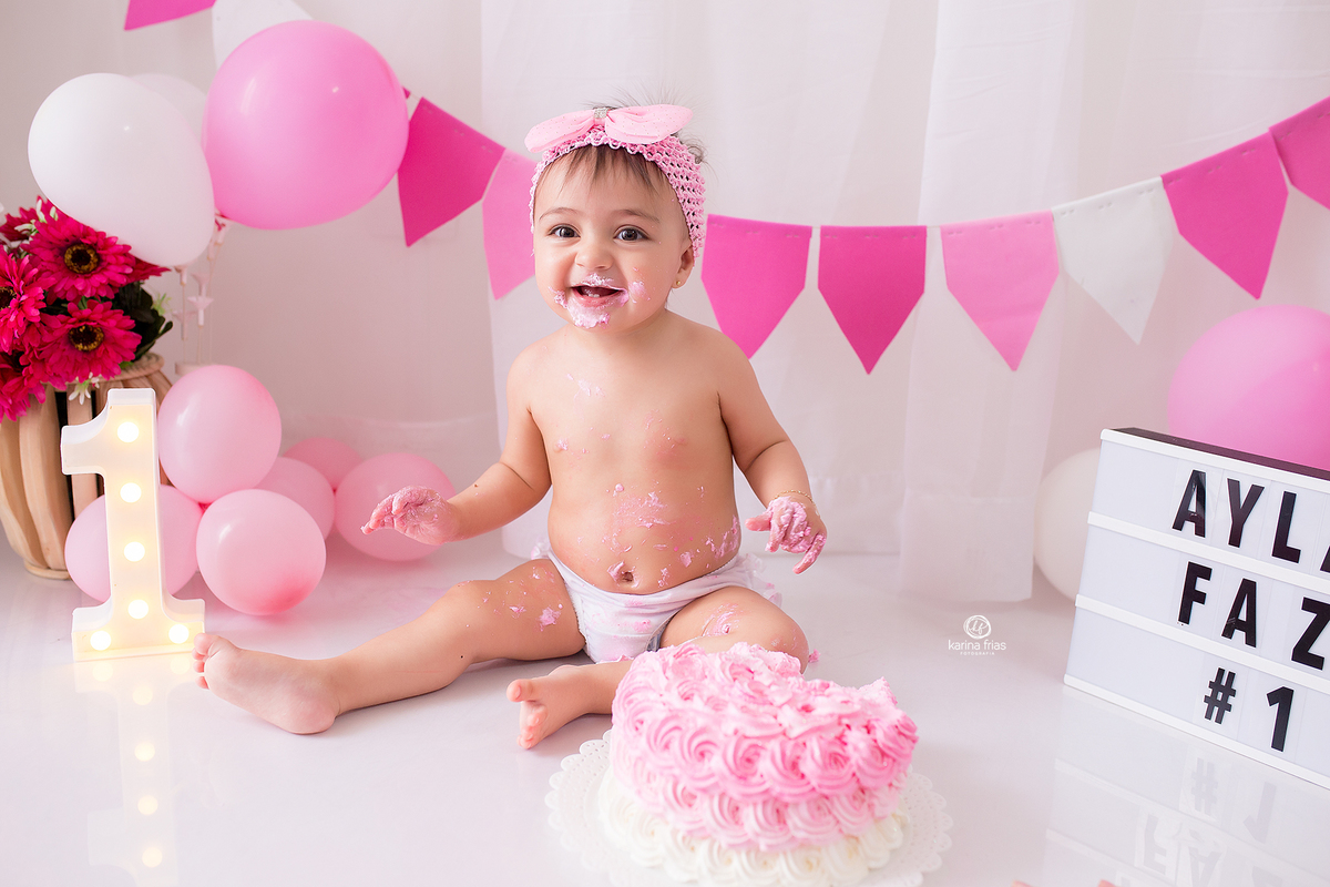 a menina destruiu o bolo na sessão de fotos