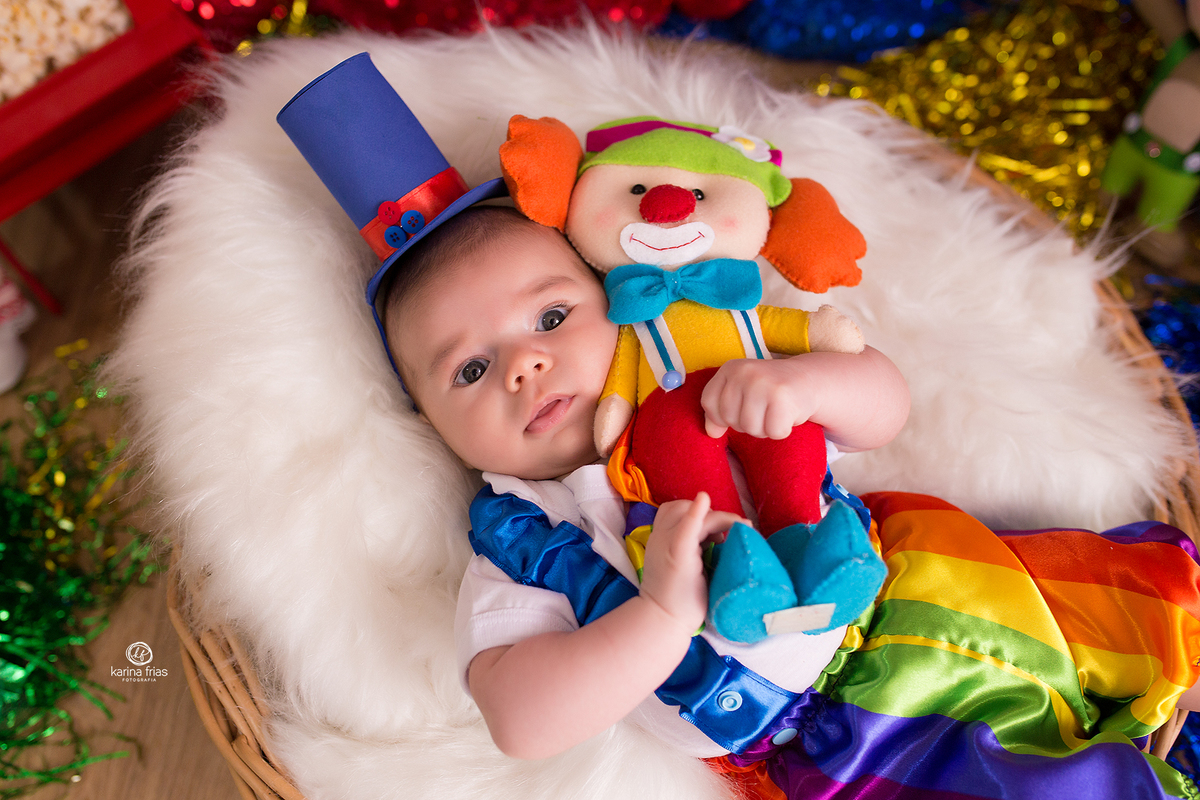 o menino abraça o palhaco para as fotos de dia das crianças