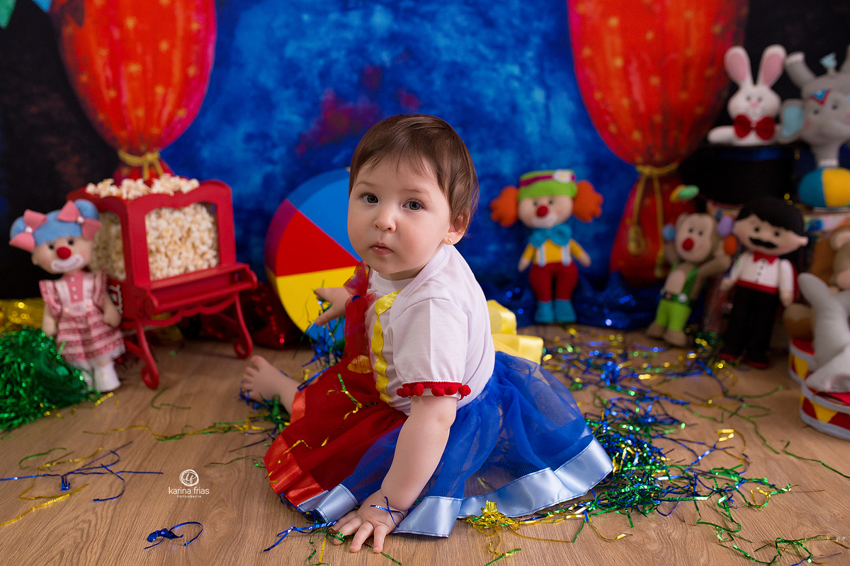 no ensaio infantil a menina olha para atrás