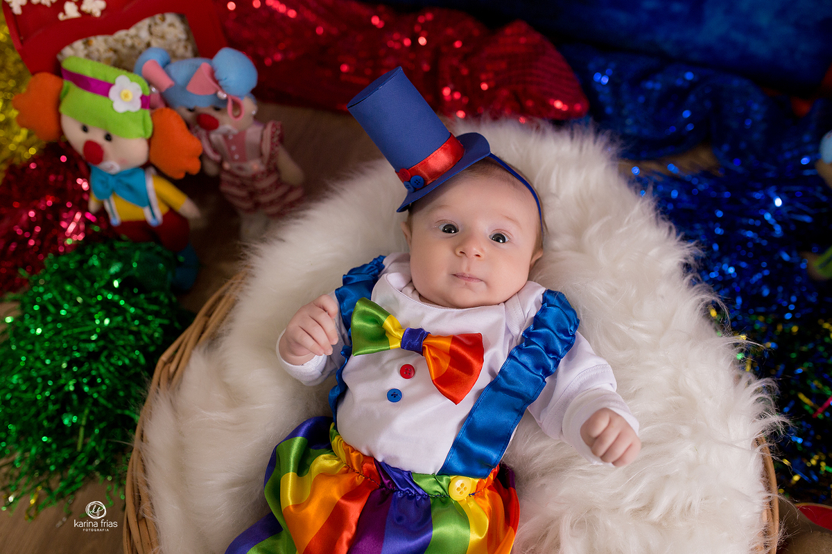 o menino esta no cenario de circo