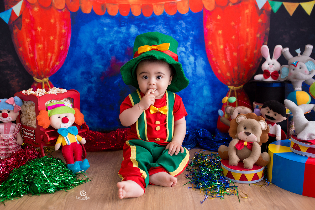 o menino esta vestido de palhaco para as fotos de um ano