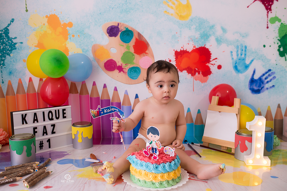 o bebe se suja com o bolo no ensaio smash