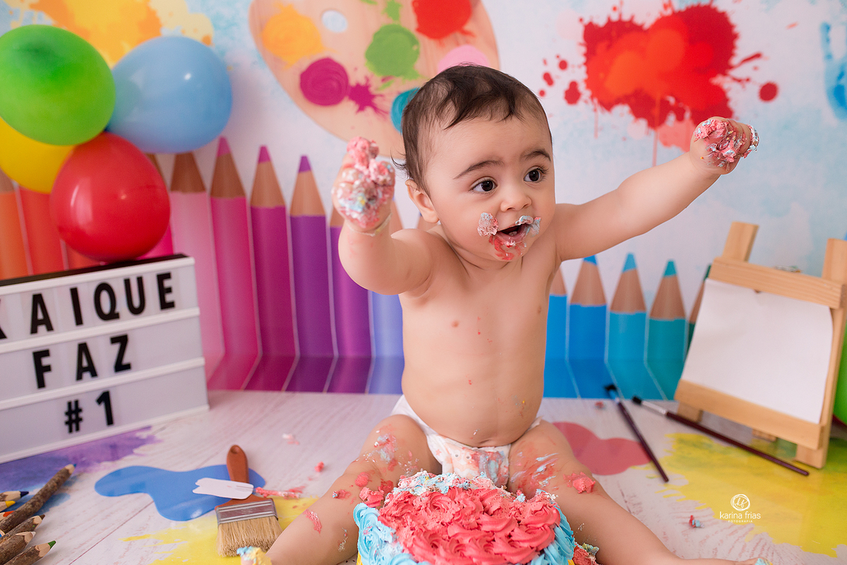 o menino comemora o aniversario de um ano