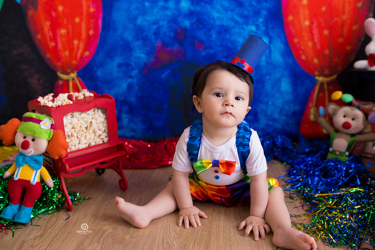 o menino olha para a fotografa de bebes de caxias do sul, karina frias