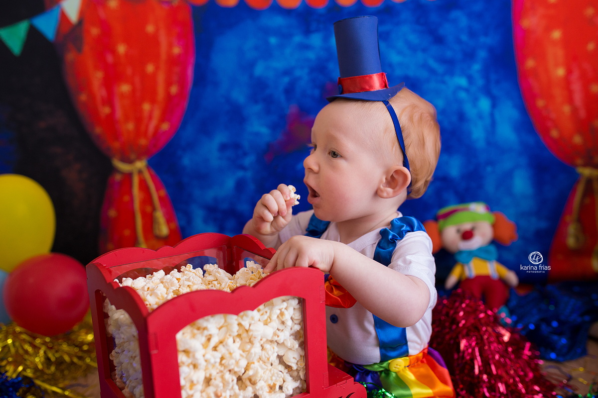 o bebe come a pipoca durante ensaio de acompanhamento mensal