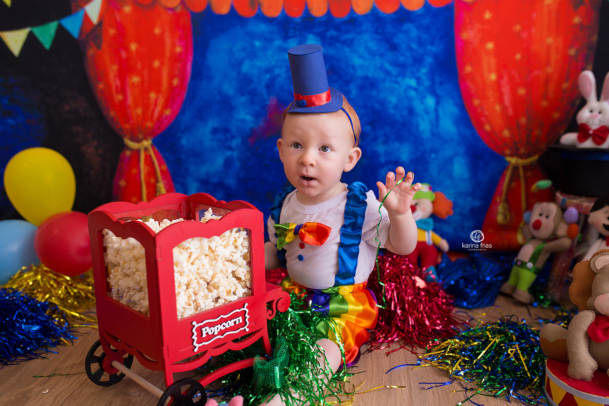 no ensaio infantil o bebe sorri para a fotografa de caxias do sul, karina frias