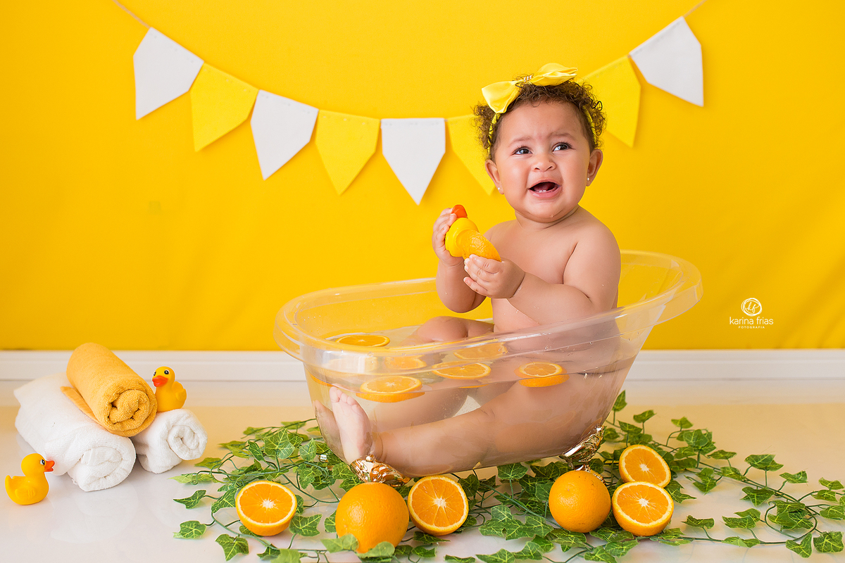 a menina esta tomando banho de banheira no acompanhamento mensal