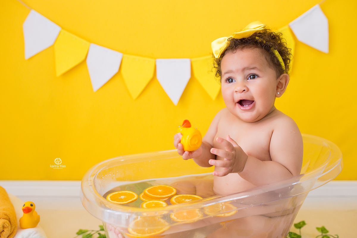 a menina sorri para a fotografa de crianças de caxias do sul, karina frias
