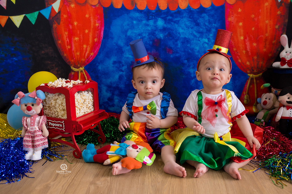 as crianças estao sentadas no cenario de circo