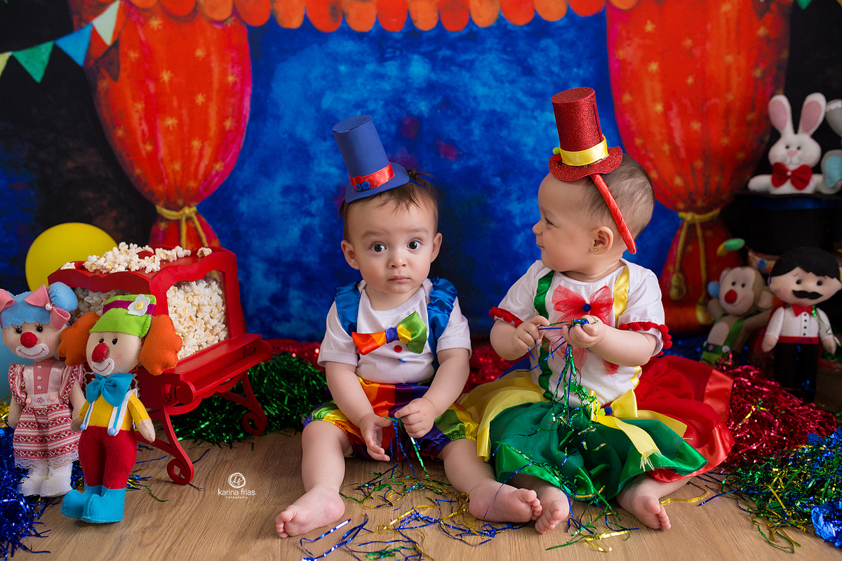 a  menina olha para o menino durante ensaio infantil