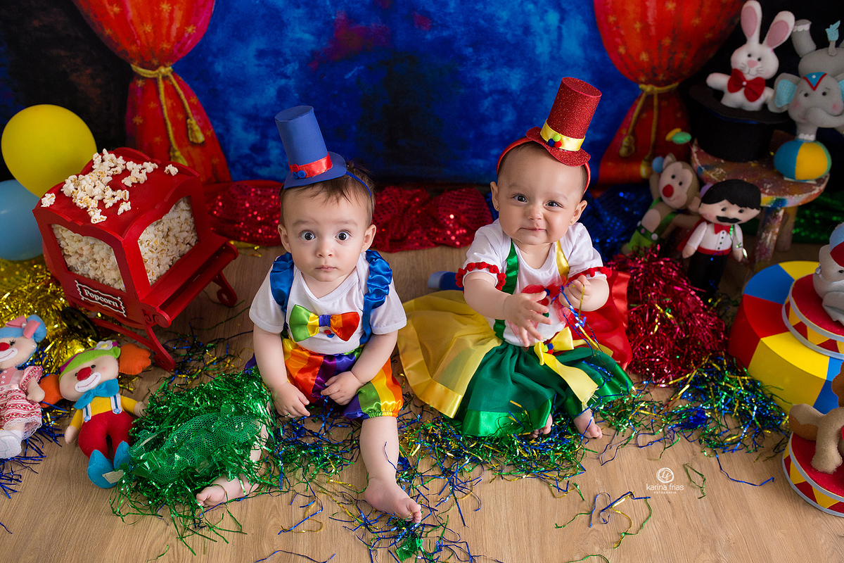 no ensaio infantil as crianças se divertem