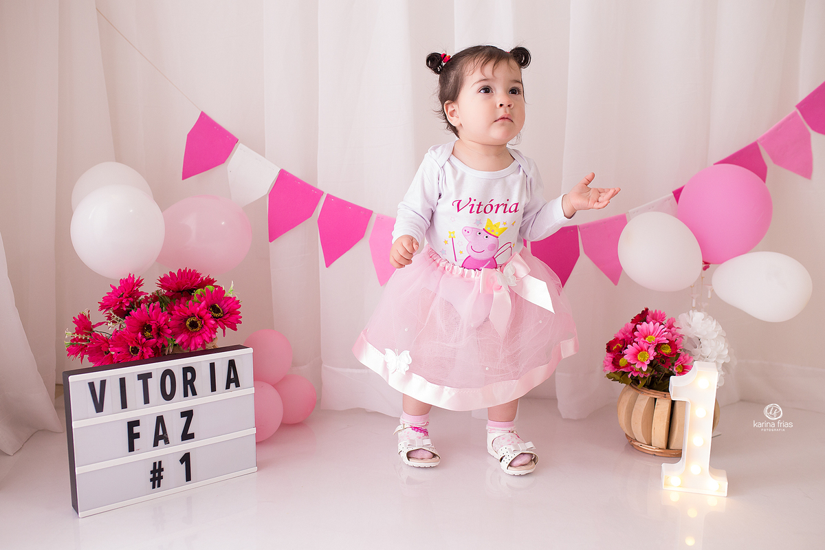 a menina esta completa um aninho