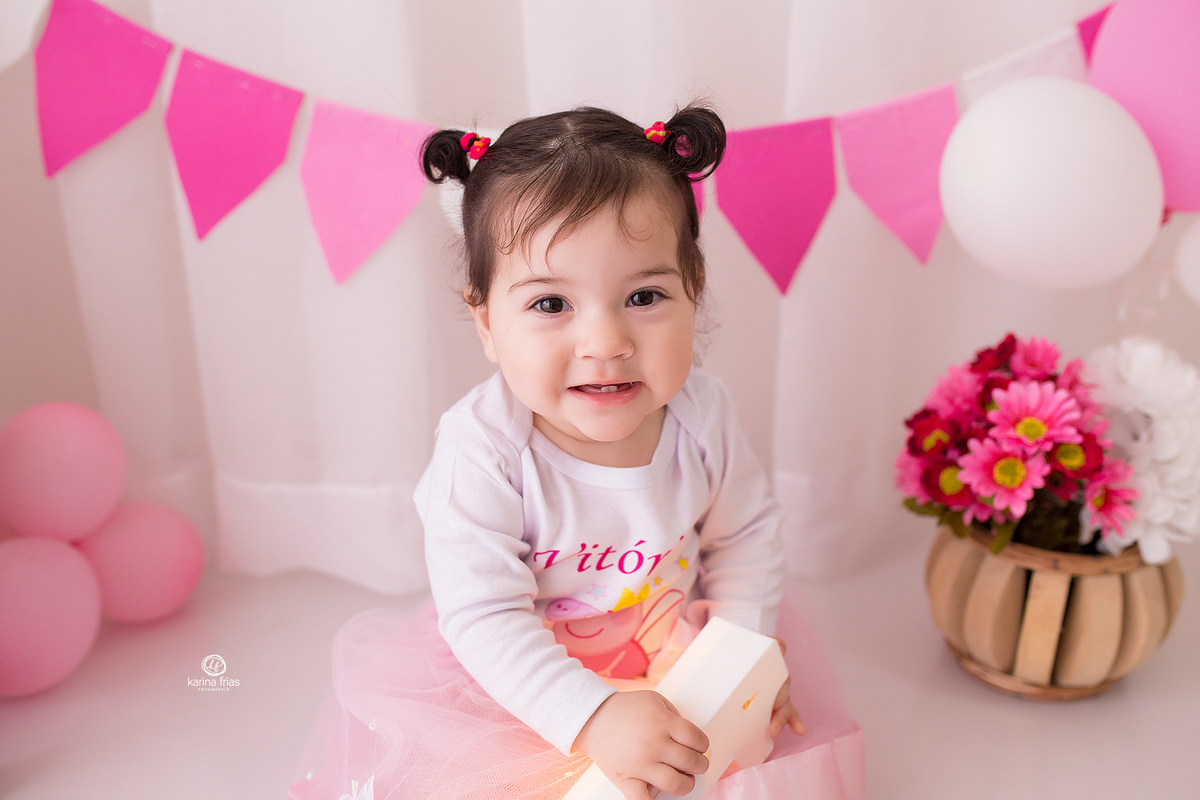 a menina olha para a fotografa infantil de caxias do sul, karina frias