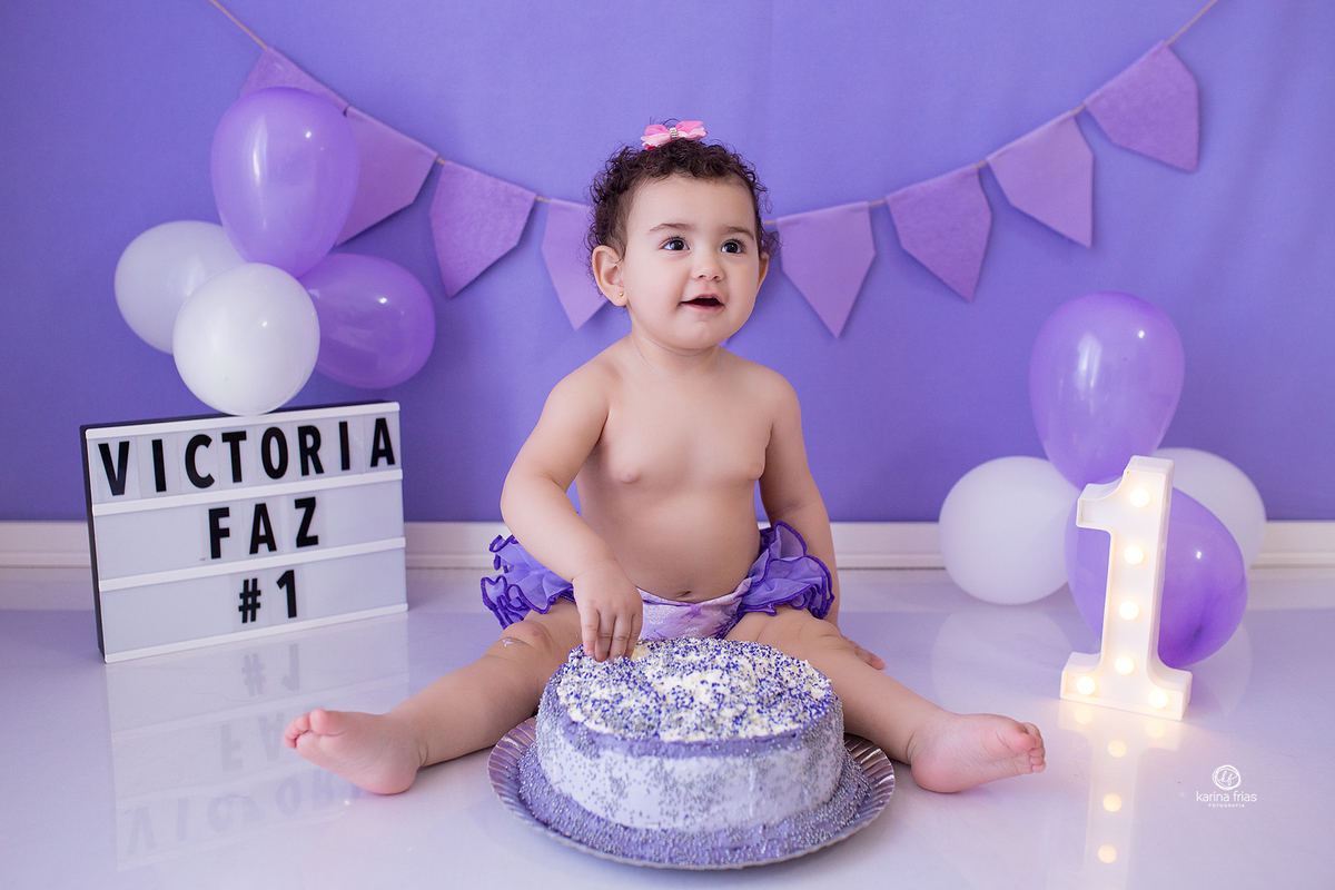 a menina sorri para a fotografa infantil de caxias do sul, karina frias