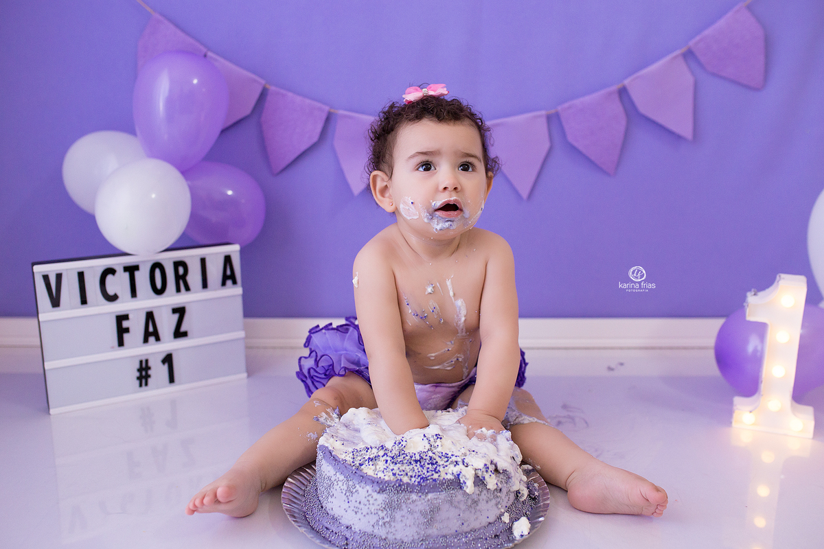 no ensaio smash a menina poe as maos no bolo