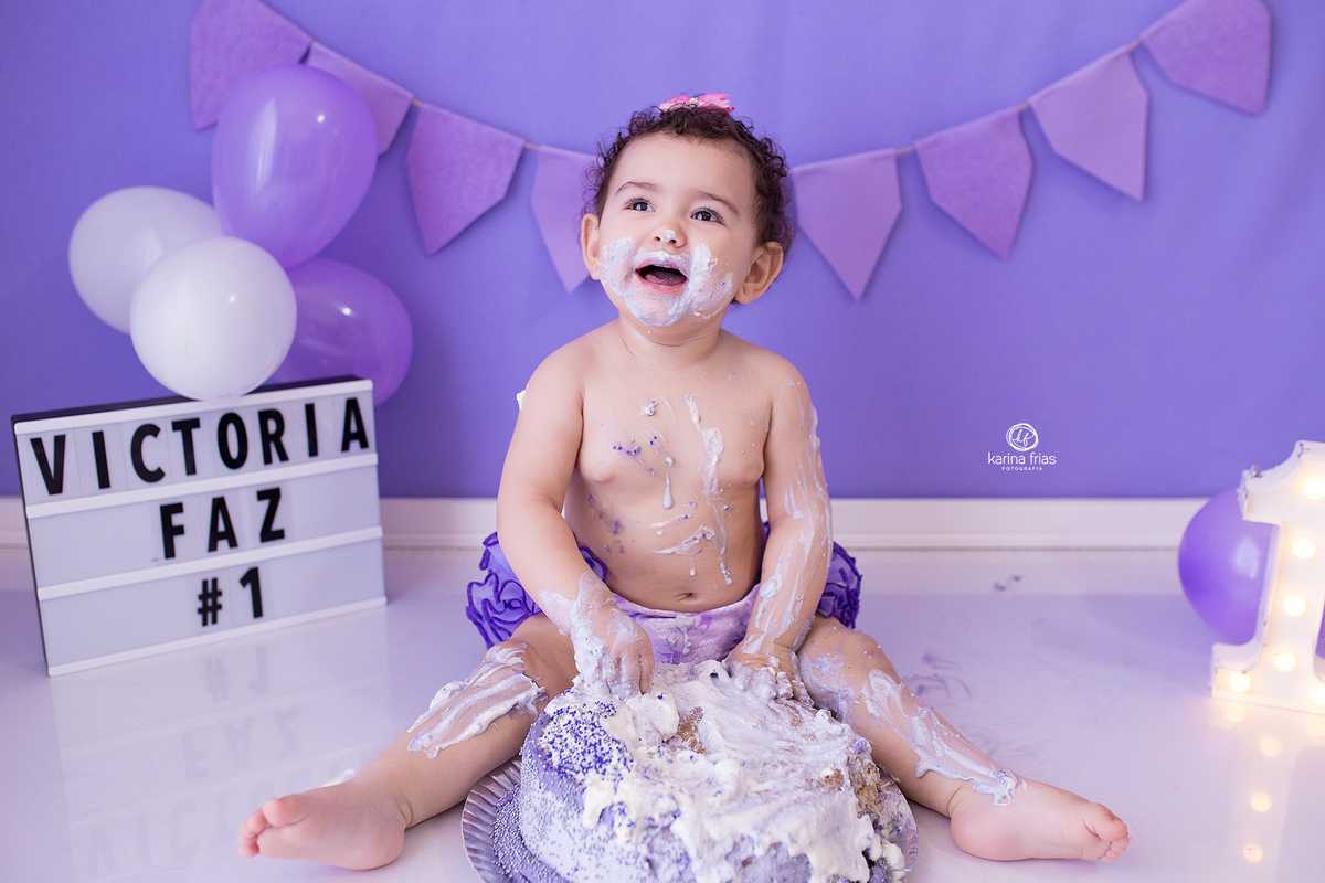 no ensaio smash the cake em caxias do sul, a menina se suja