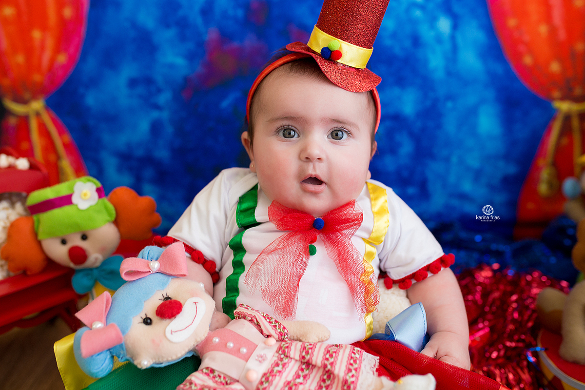 a menina esta no cenario de circo para as fotos mensais