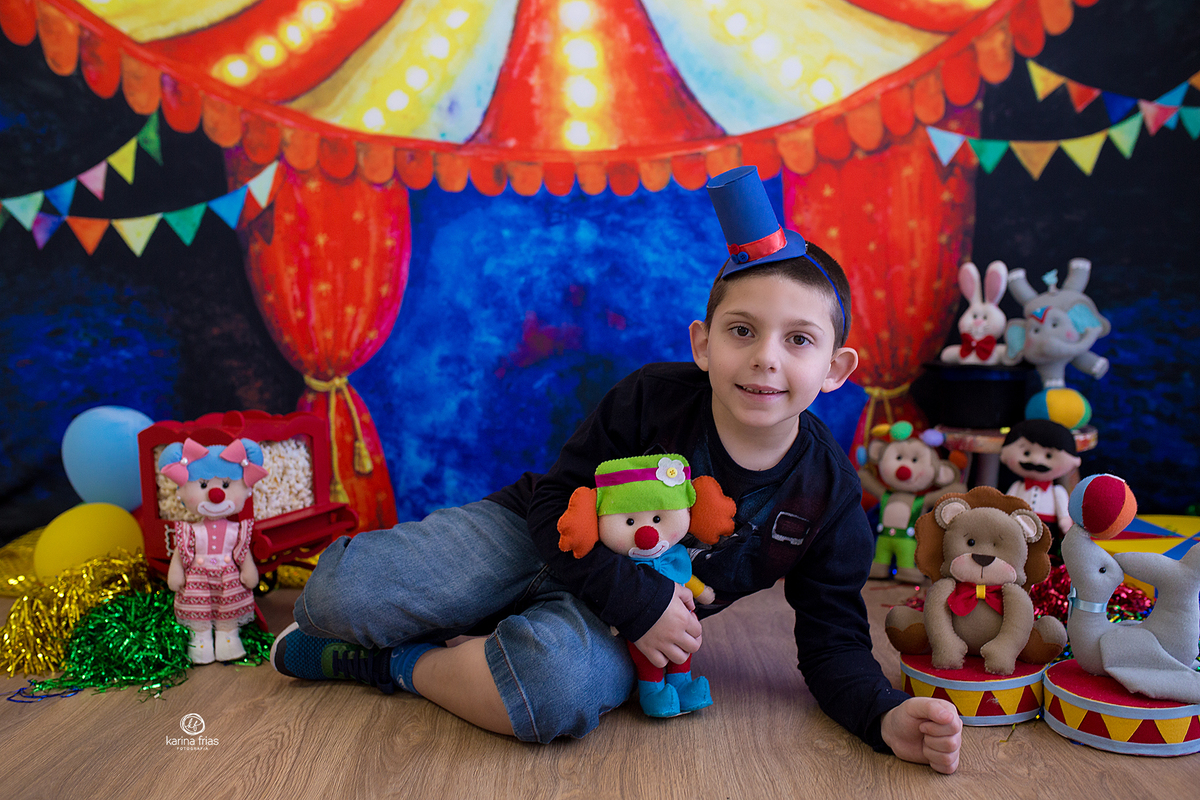 o menino posa no ensaio infantil em caxias do sul-rs