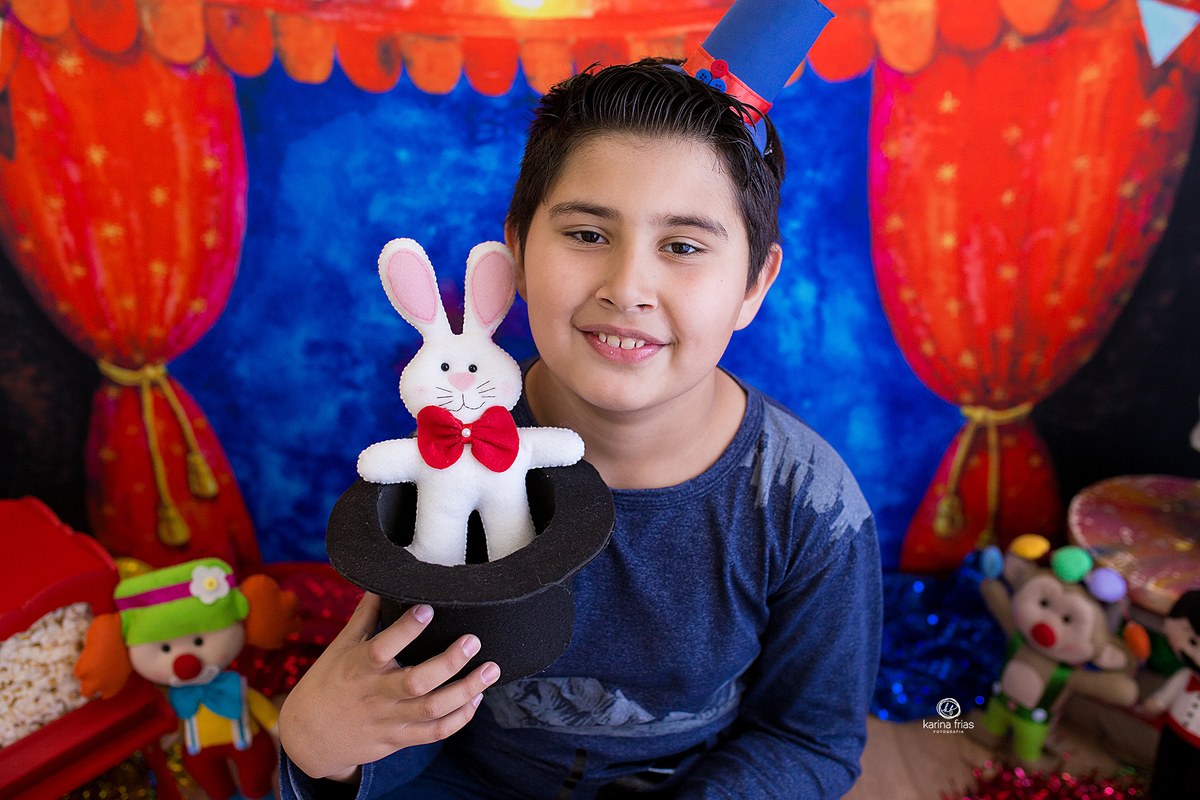 o menino olha para a fotografa infantil de caxias do sul, karina frias