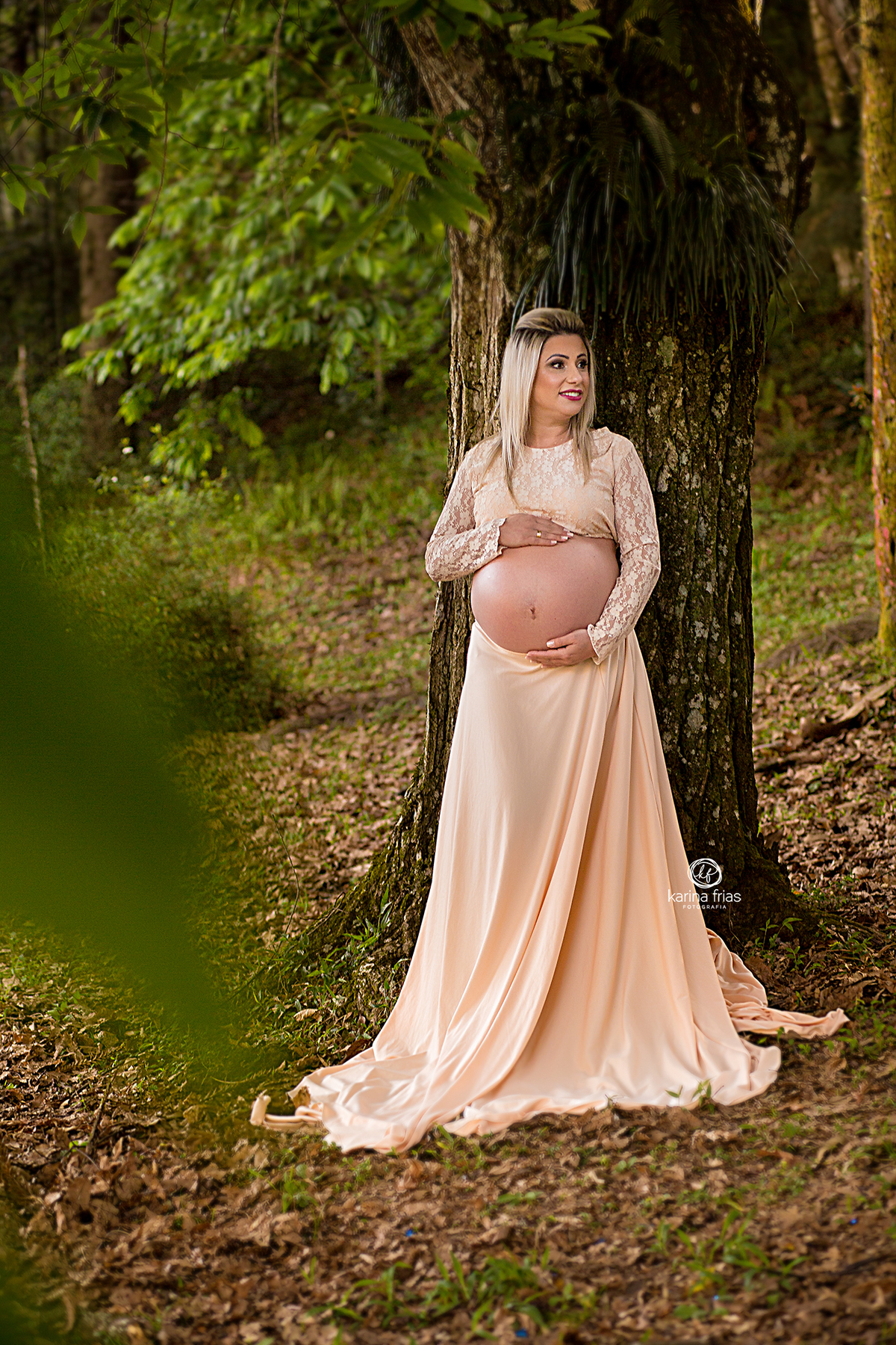 no ensaio de gestante a modelo sorri