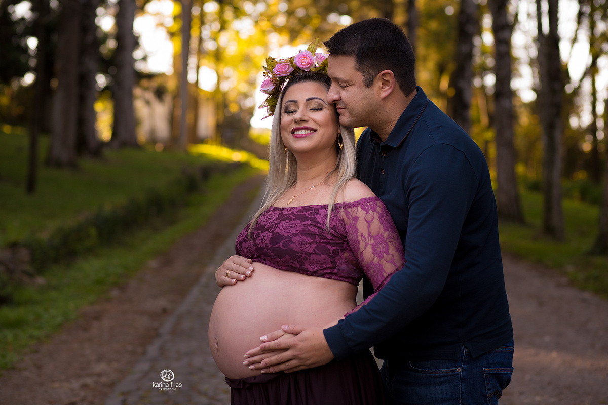 os modelos sorriem durante ensaio de gestante externo