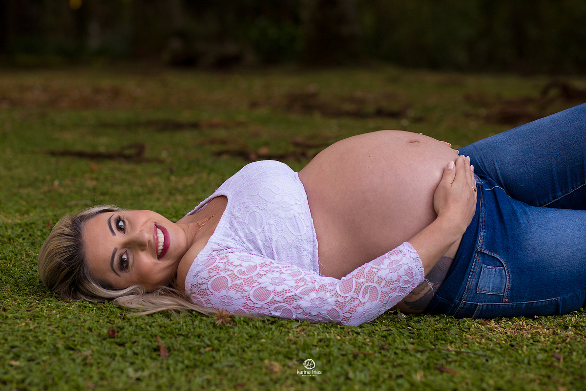 a gestante esta deitada para a sessão de fotos externas