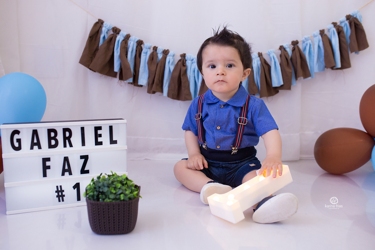 o menino esta sentado para seu ensaio smash