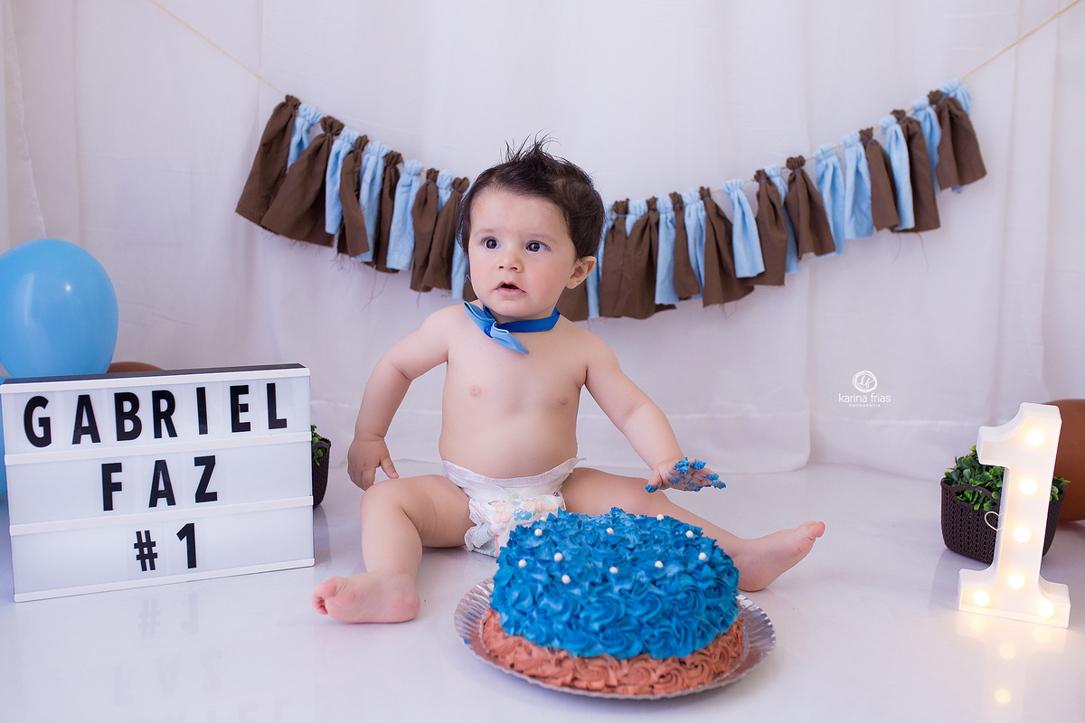 o menino olha para a fotografa de crianças de caxias do sul, karina frias