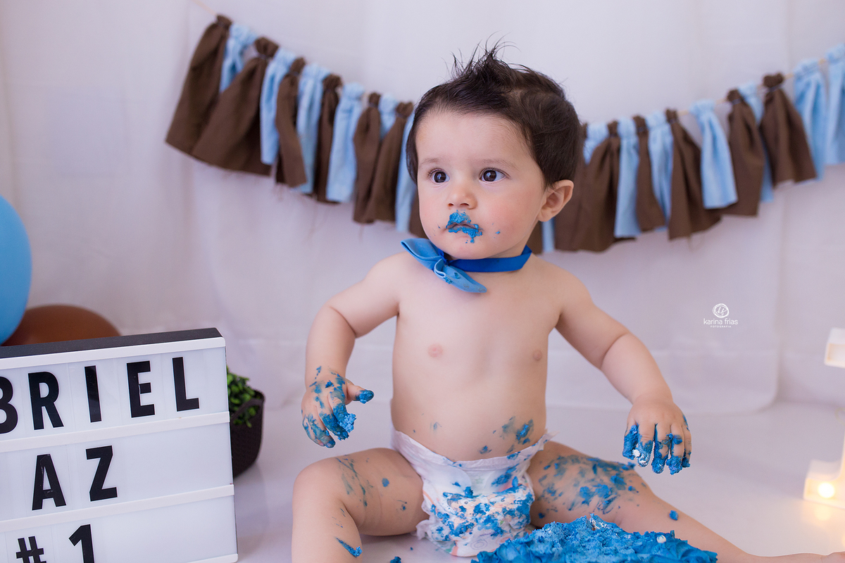 no ensaio smash o bebe se suja com o bolo