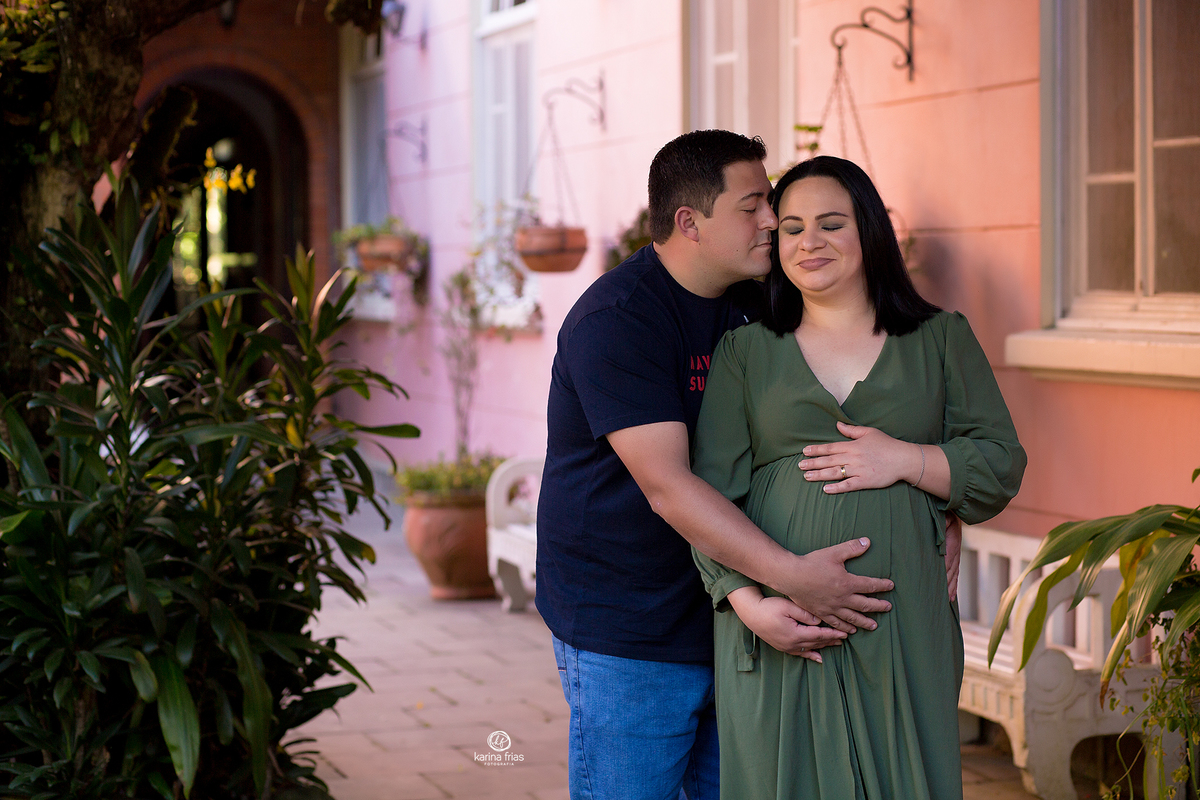 os pais trocam carinhos no ensaio de gestante externo