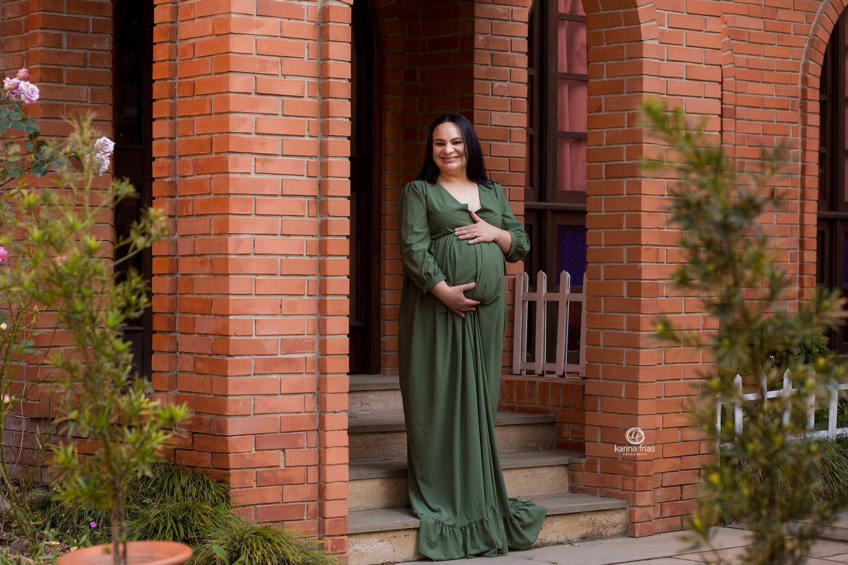 a gestante sorri para a fotografa de familia de caxias do sul, karina frias