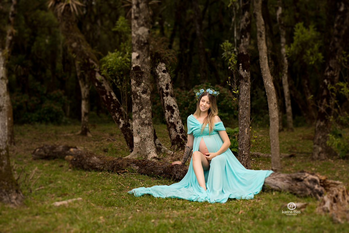 a gestante sorri durante ensaio externo