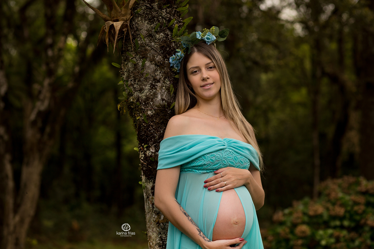a modelo olha para a fotografa de gestantes de caxias do sul, karina frias