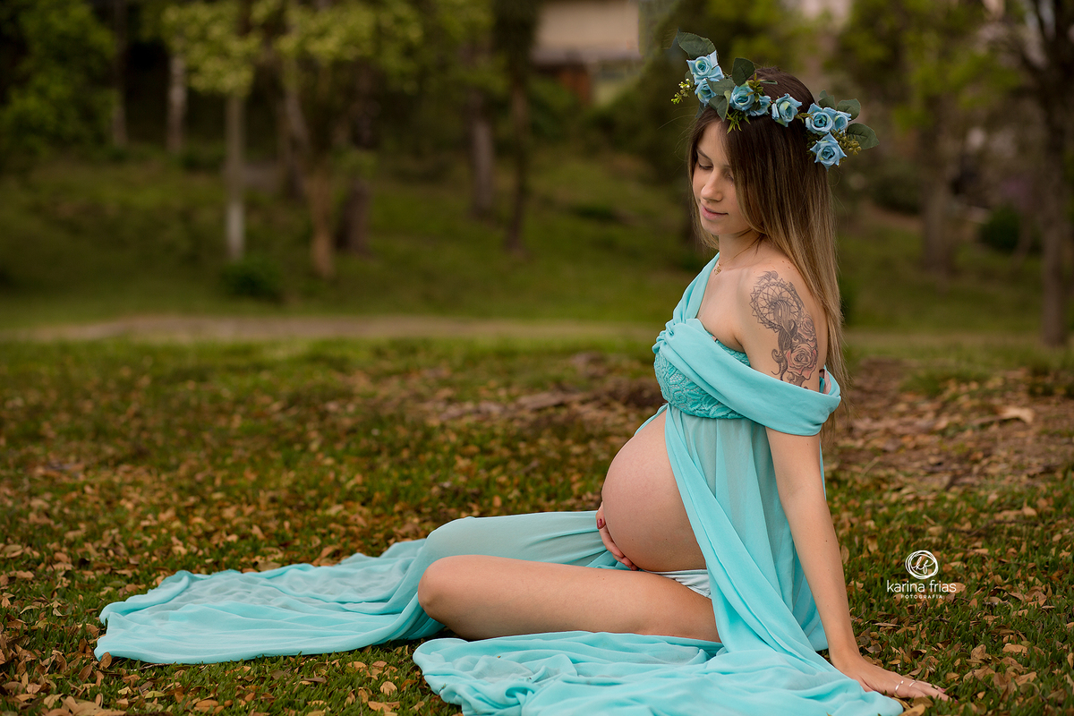 no ensaio de gestante a modelo esta sentada