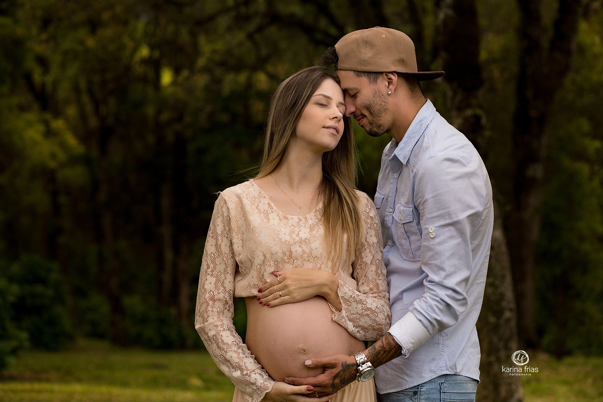 os pais se abraçam no book de gestante externo