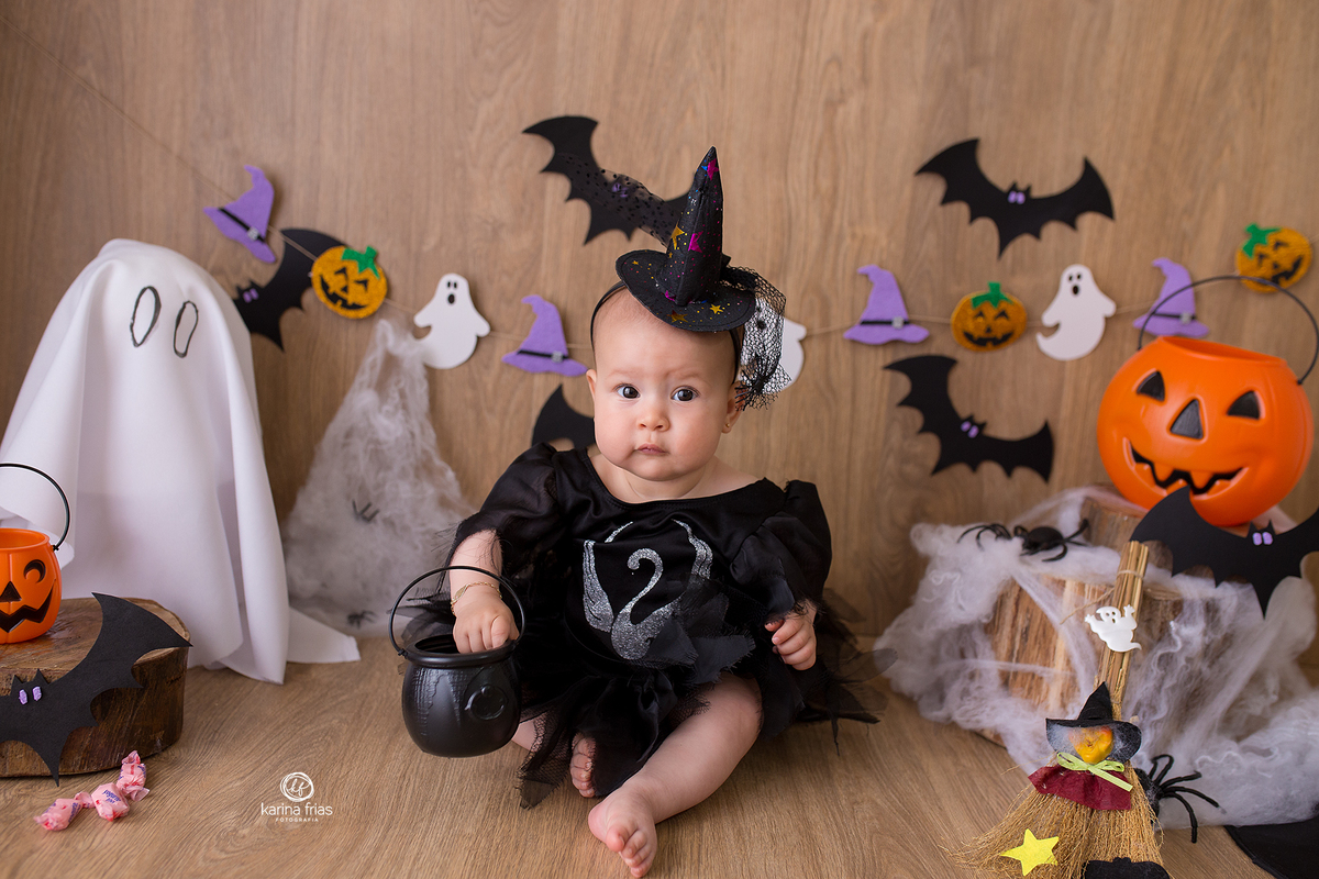 a menina olha para a fotografa de bebes de caxias do sul, karina frias