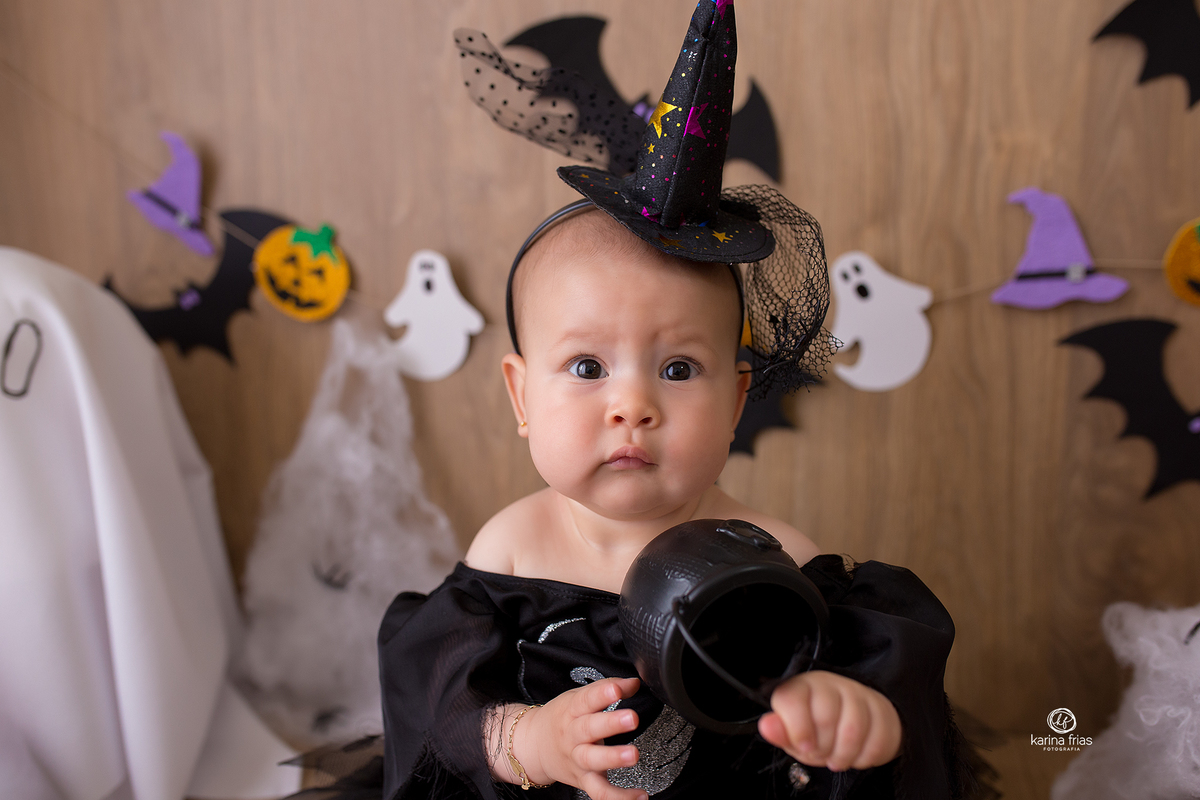 no acompanhamento mensal a menina olha para a camera