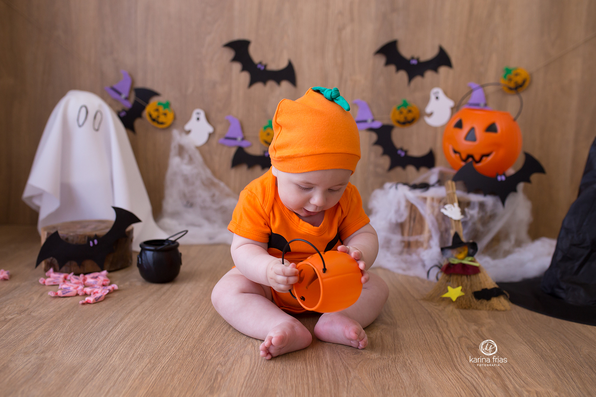 NO ACOMPANHAMENTO MENSAL O MENINO NAO OLHA PRA A FOTOGRAFA DE CRIANÇAS DE CAXIAS DO SUL, KARINA FRIAS