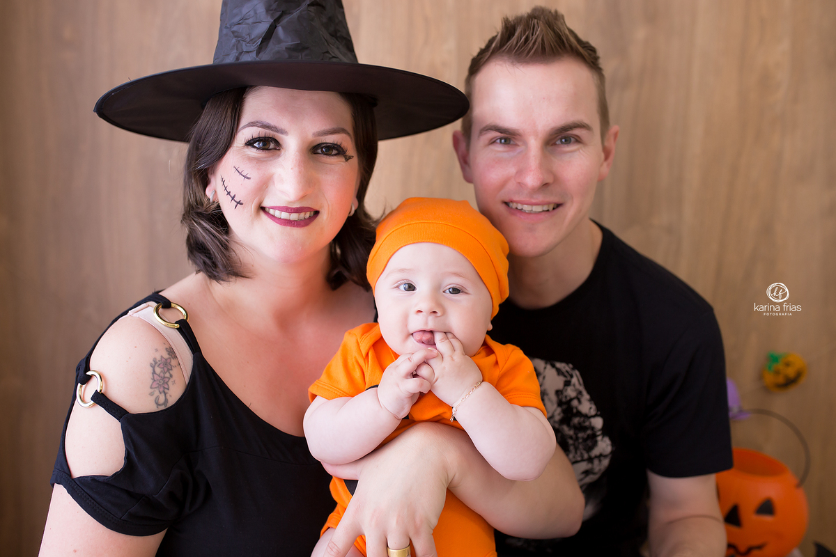 OS PAIS POSAM COM O BEBE PARA AS FOTOS MENSAIS