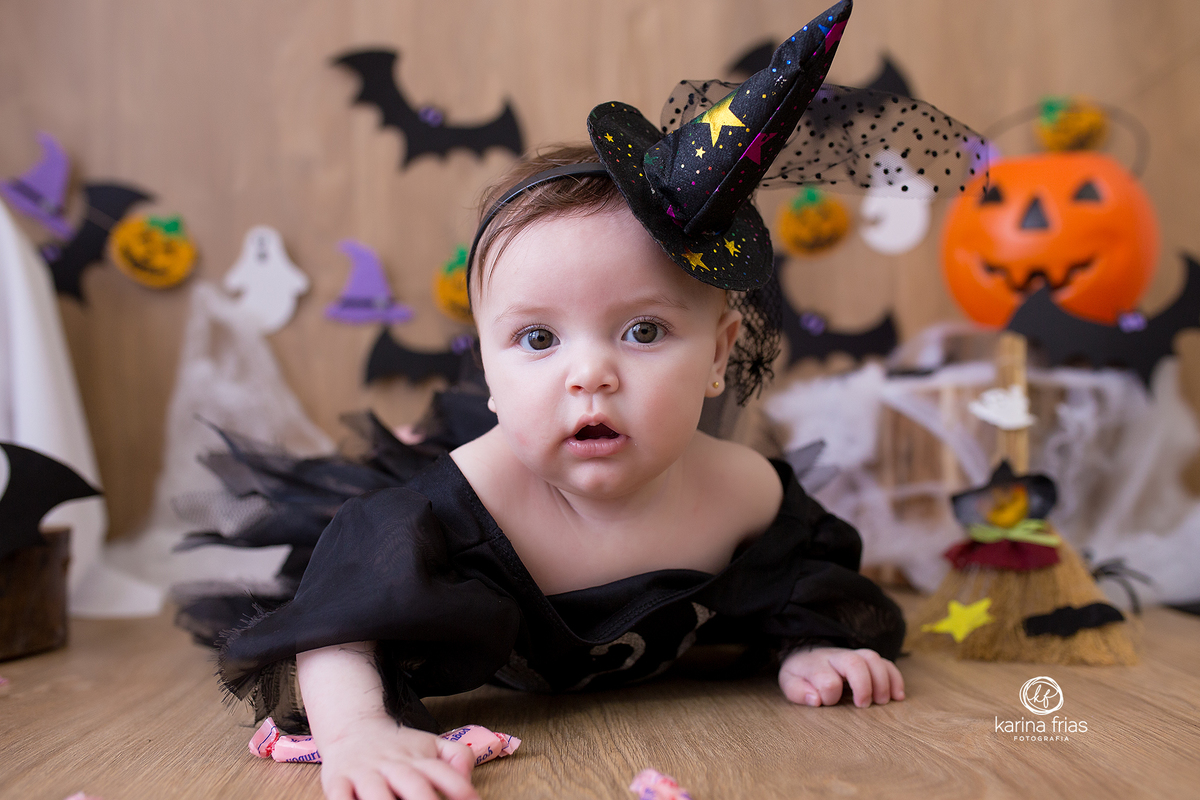 no acompanhamento mensal a menina olha para a fotografa de bebes de caxias do sul, karina frias