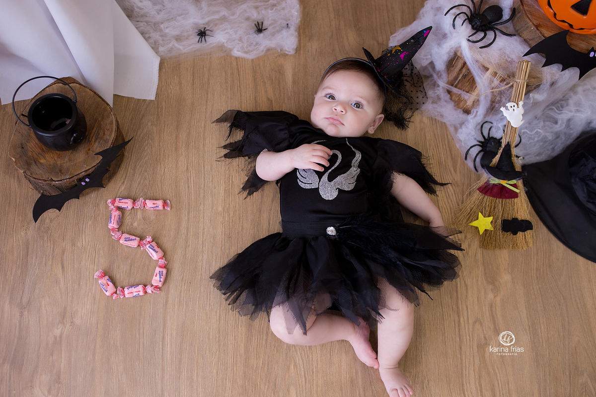 no ensaio infantil usamos balas para representar o mês da criança