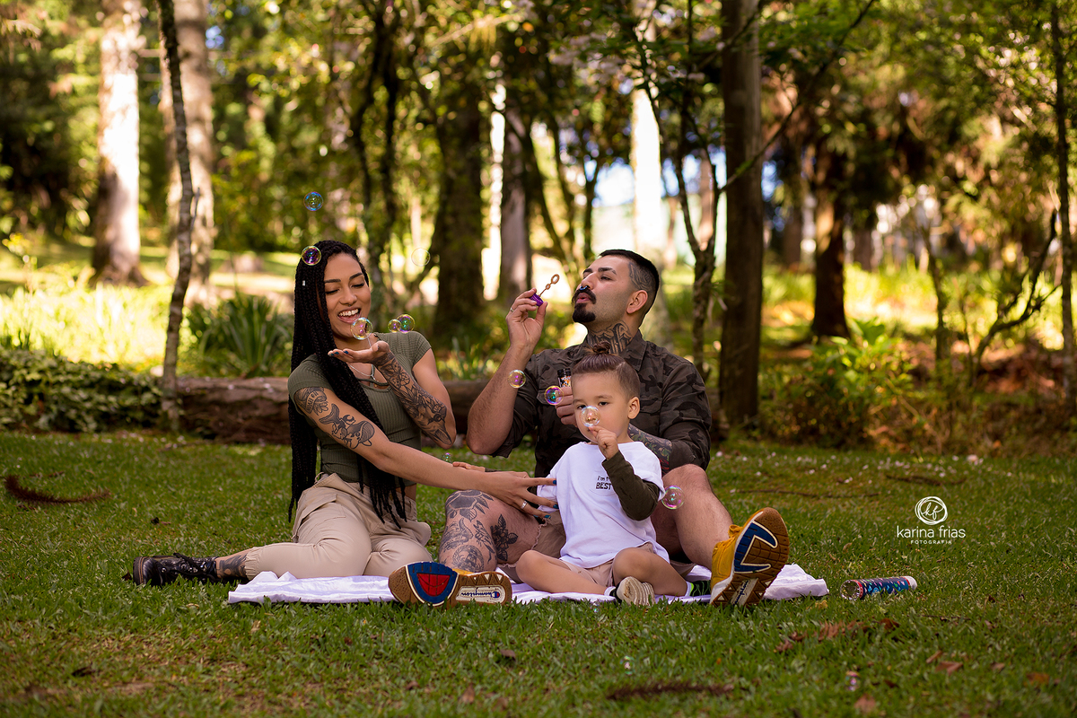 os pais fazem bolhas de sabao para o filho