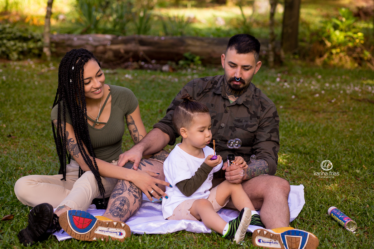 o menino assopra a bolha no ensaio infantil