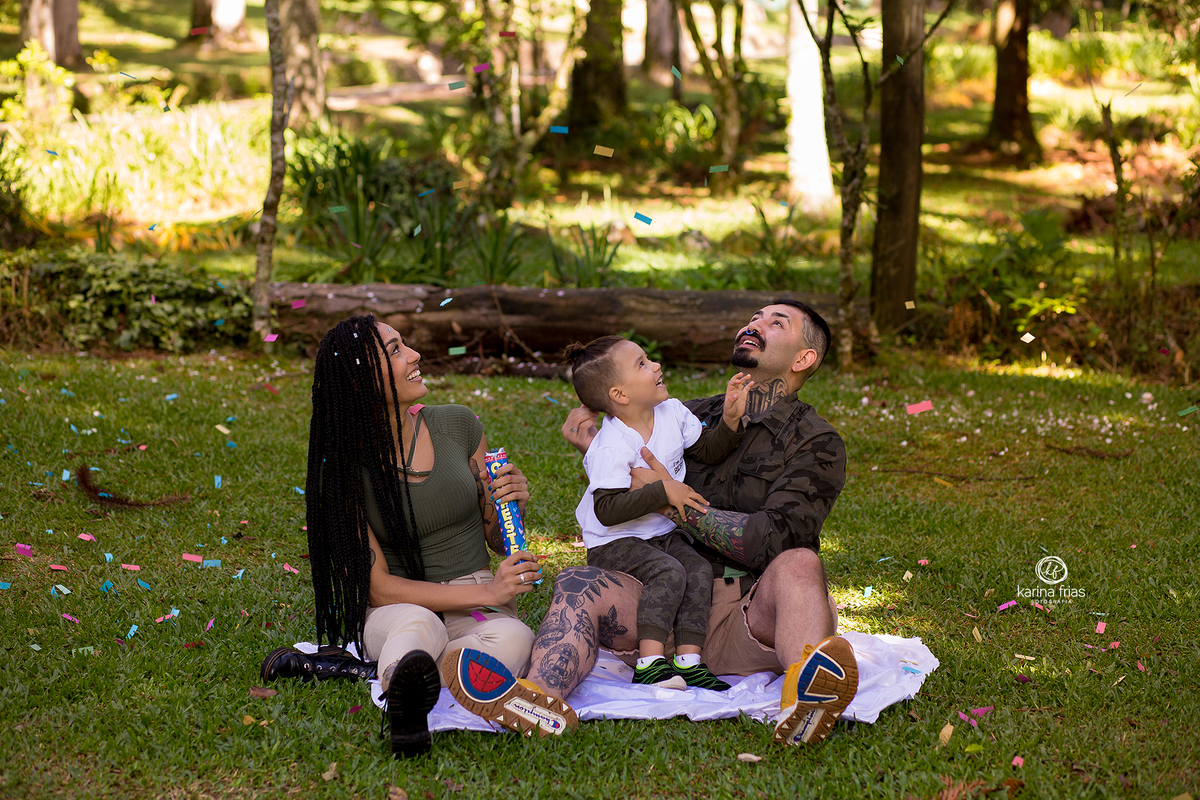 a familia brinca com os confetes no ensaio externo