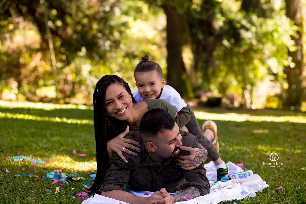 no ensaio em familia os modelos brincam