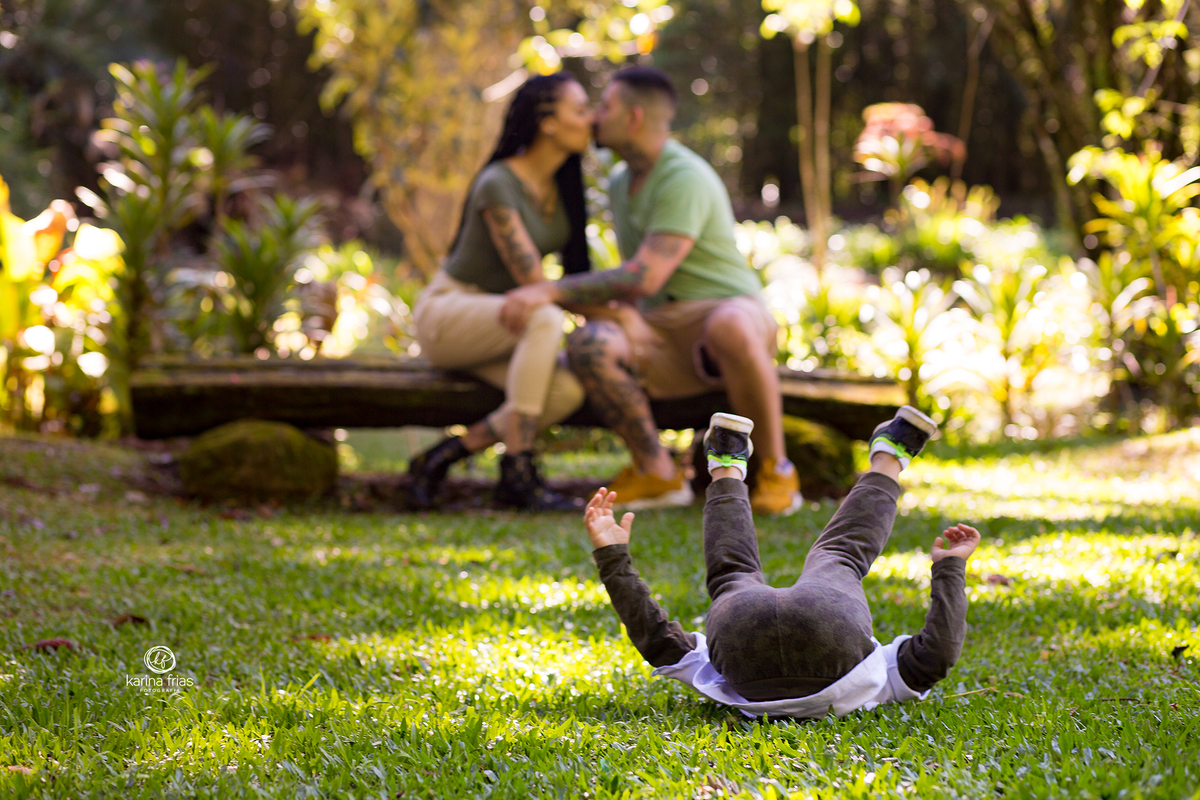 no ensaio de familia, o menino faz brincadeiras para a fotografa de crianças de caxias do sul, karina frias