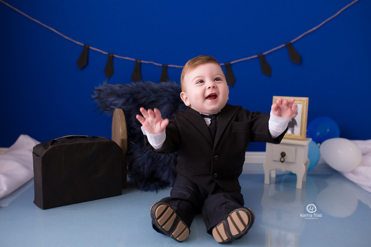 o bebe sorri durante o ensaio de acompanhamento mensal