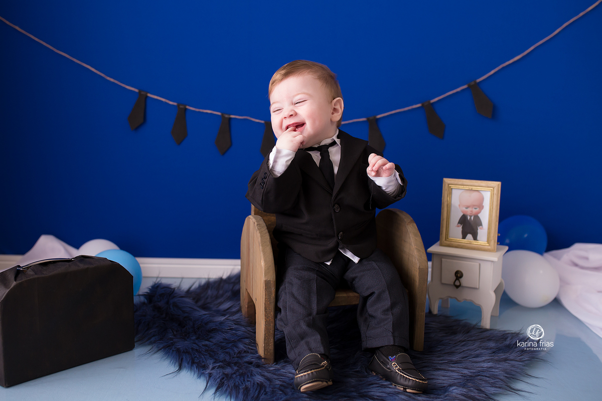 no ensaio infantil o menino esta feliz